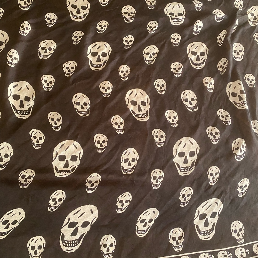 Alexander Mqueen 100% silk scarf made in italy